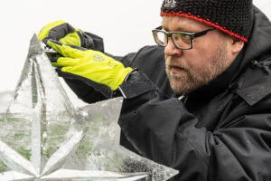 Kimmo Frosti, der Eiskrippenschnitzer - derferder.at