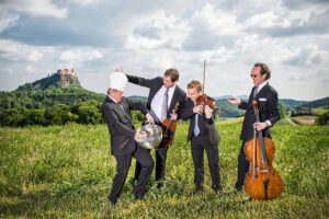 Philharmoniker vor der Riegersburg - derferder.at